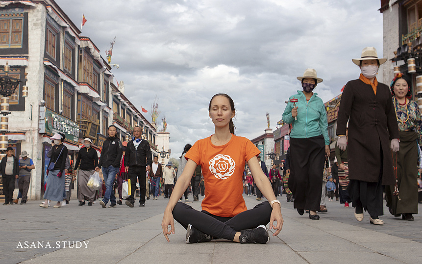 Девушка выполняет сукхасану