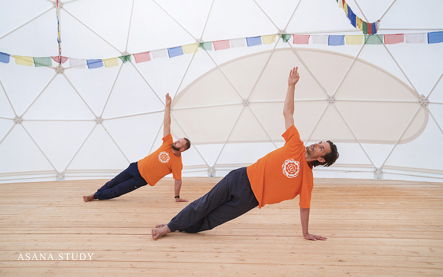 Васиштхасана стопа на стопе