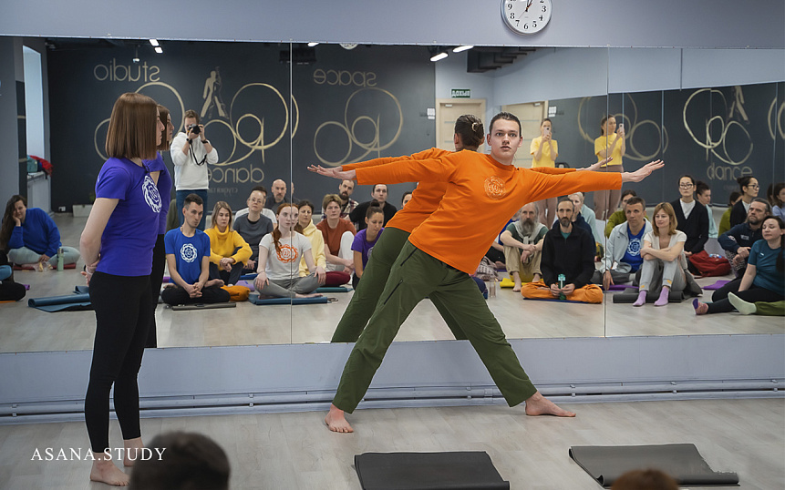 Уттхтита триконасана с инструктором