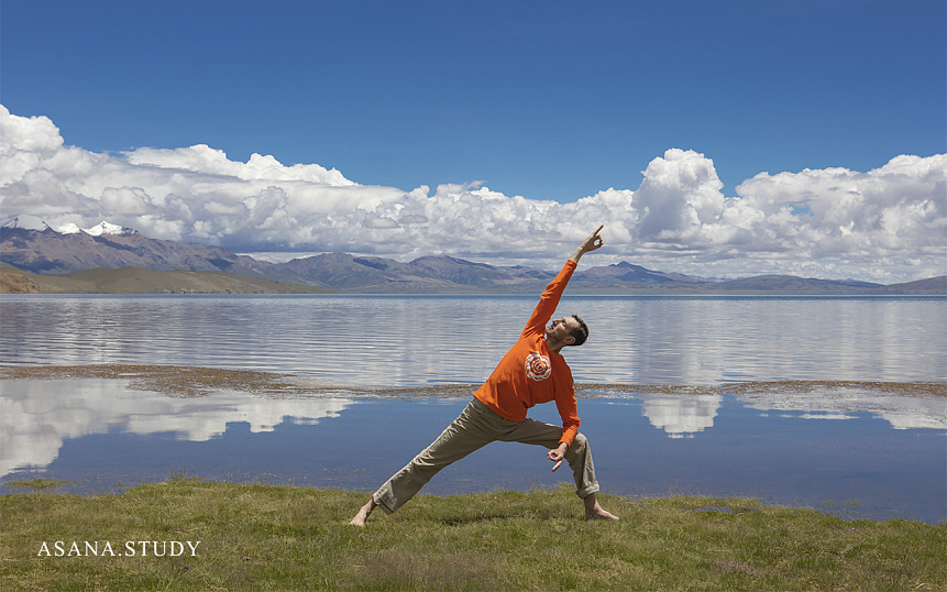 Уттхита Паршваконасана и озеро
