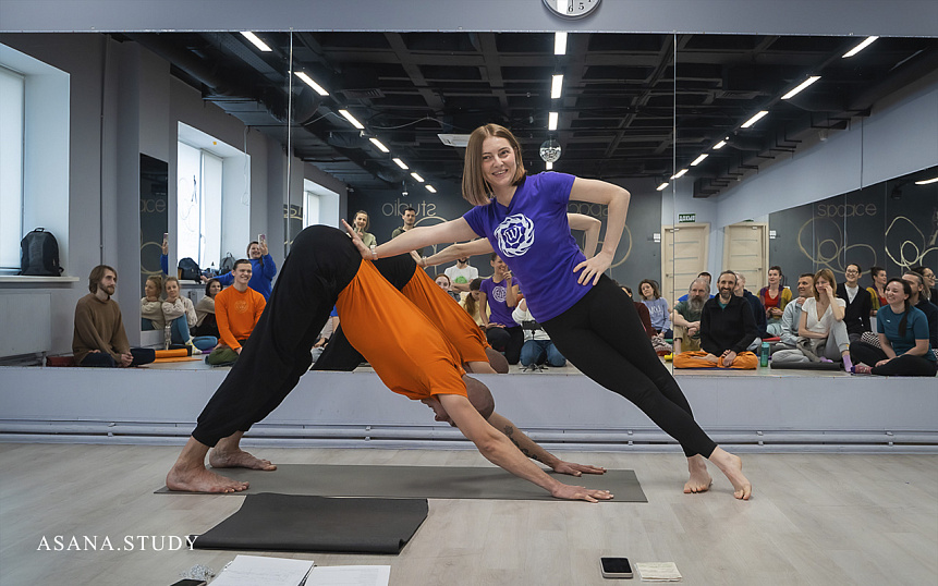 Демонстрация выполнения асаны