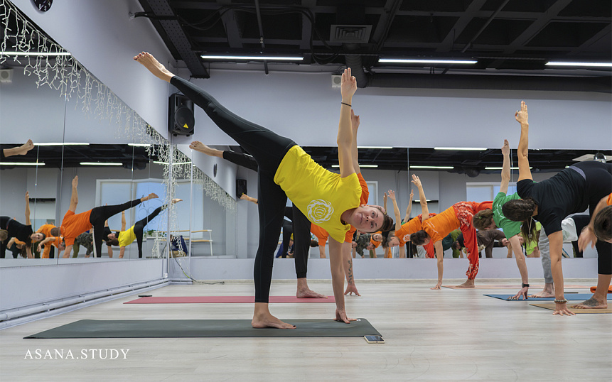 поза полумесяца (ардха чандрасана)