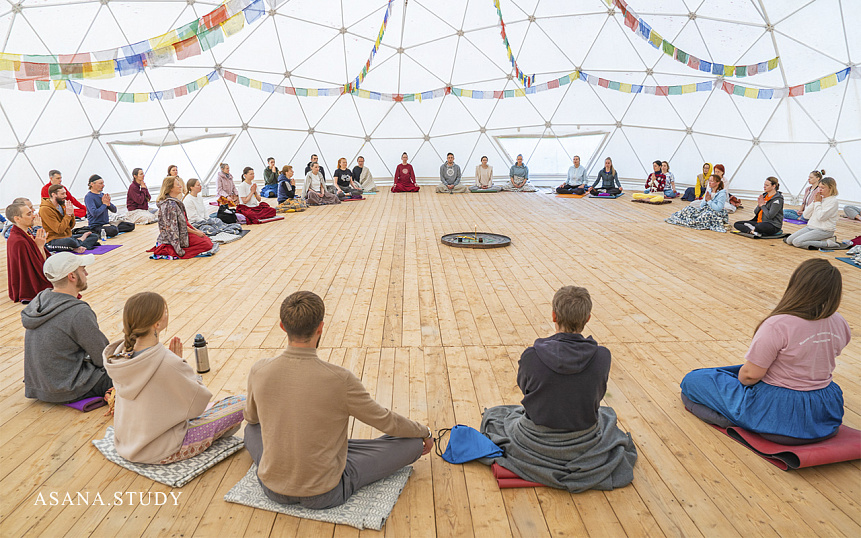 Практикующие сидя в круг