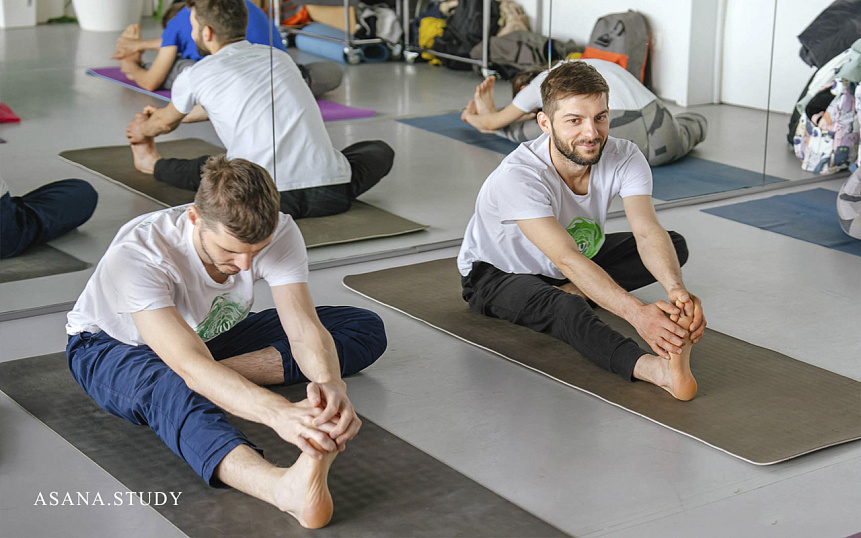 Джану ширашсана упрощенный вариант