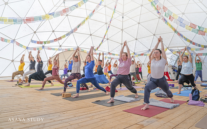 Вирабхадрасана 1 (поза воина1))